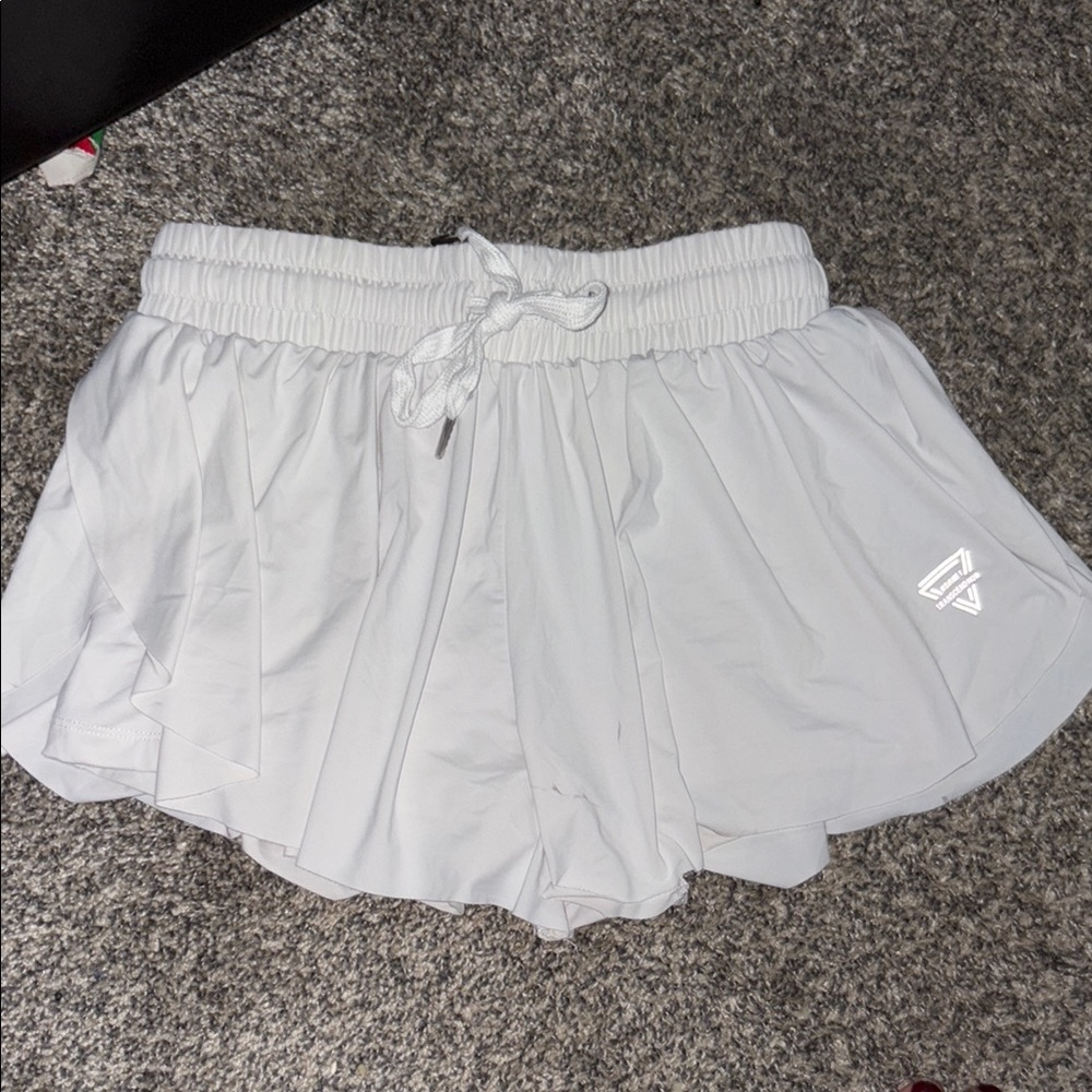 White Athletic Shorts with Elastic Waistband and Lightweight Fabric